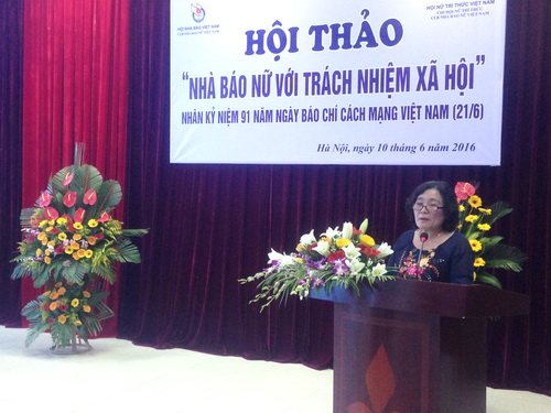TS. Phạm Mỵ, Chủ tịch Câu lạc bộ Nhà báo nữ Việt Nam phát biểu tại hội thảo